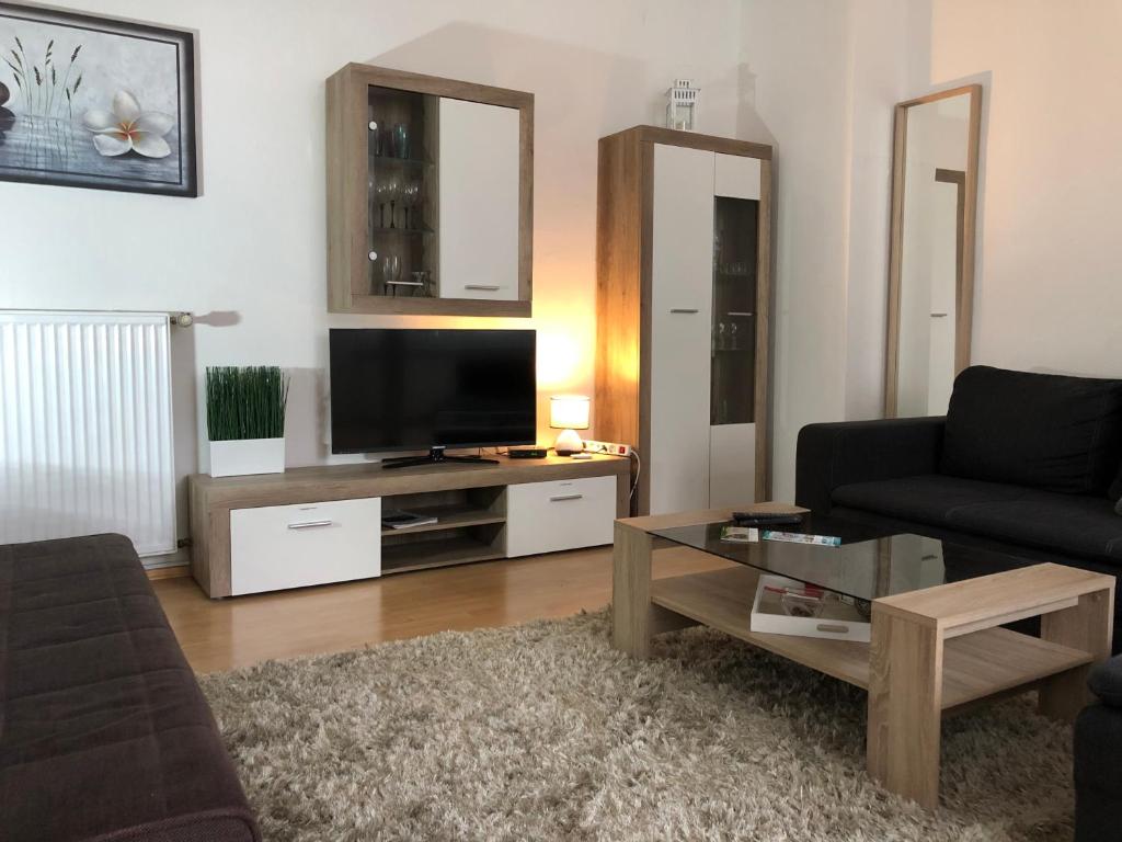 een woonkamer met een bank en een tv bij Ferienwohnung Linnea - TOP Lage direkt in Braunlage in Braunlage
