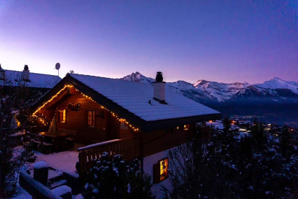 ナンダにあるChalet le Joyauの山の屋根のクリスマス灯付き家