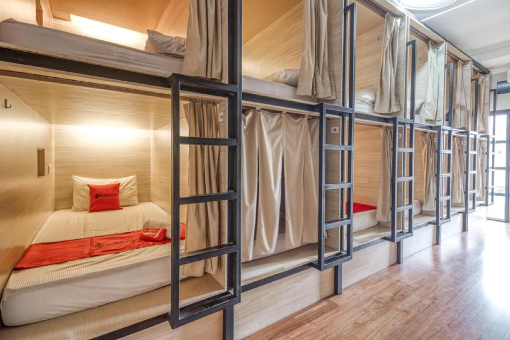 un groupe de quatre lits superposés dans une pièce dans l'établissement RedDoorz Hostel near Stadion Mandala Krida Yogya, à Yogyakarta