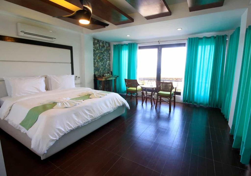 Postel nebo postele na pokoji v ubytování Manarra Sea View Resort