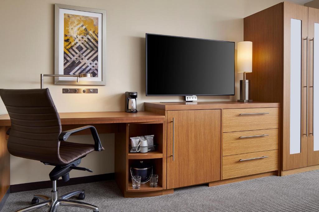 TV a/nebo společenská místnost v ubytování Hyatt Place Wilmington Riverfront