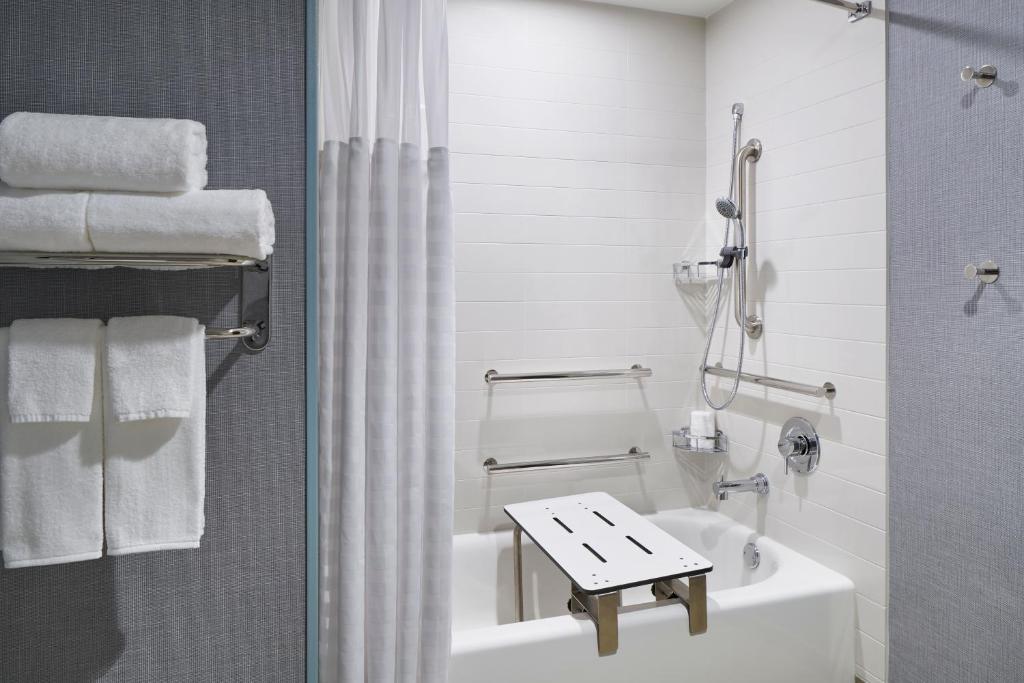 Koupelna v ubytování Hyatt Place Wilmington Riverfront