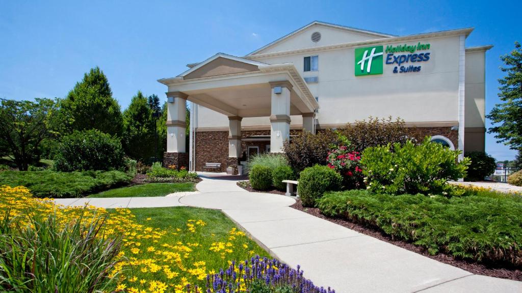 um hotel com flores em frente a um edifício em Holiday Inn Express and Suites Allentown West, an IHG Hotel em Allentown