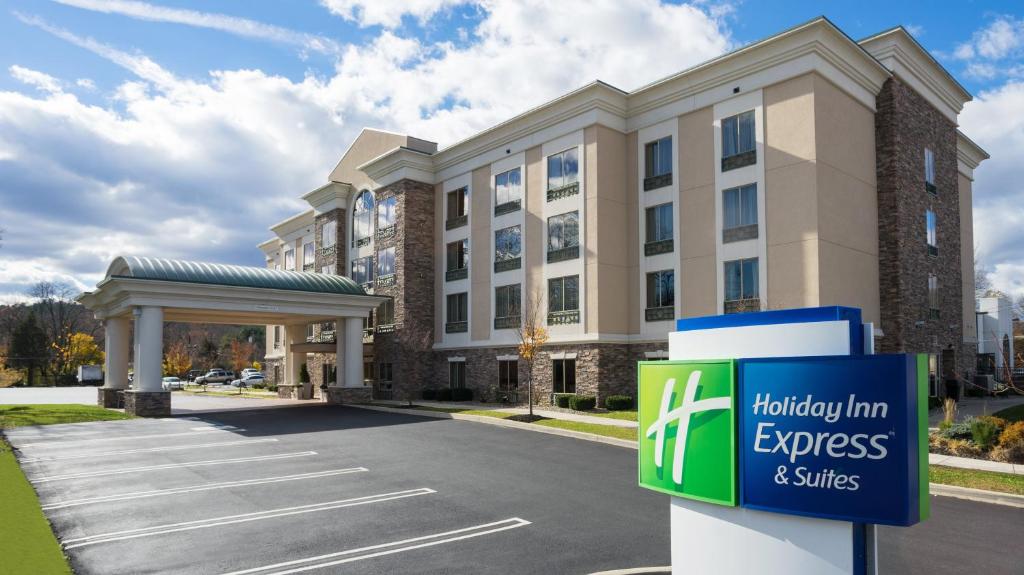 Holiday Inn Express and Suites Stroudsburg-Poconos, an IHG Hotel في سترودسبورغ: تقديم عرض لنزل سريع وبناء أجنحة