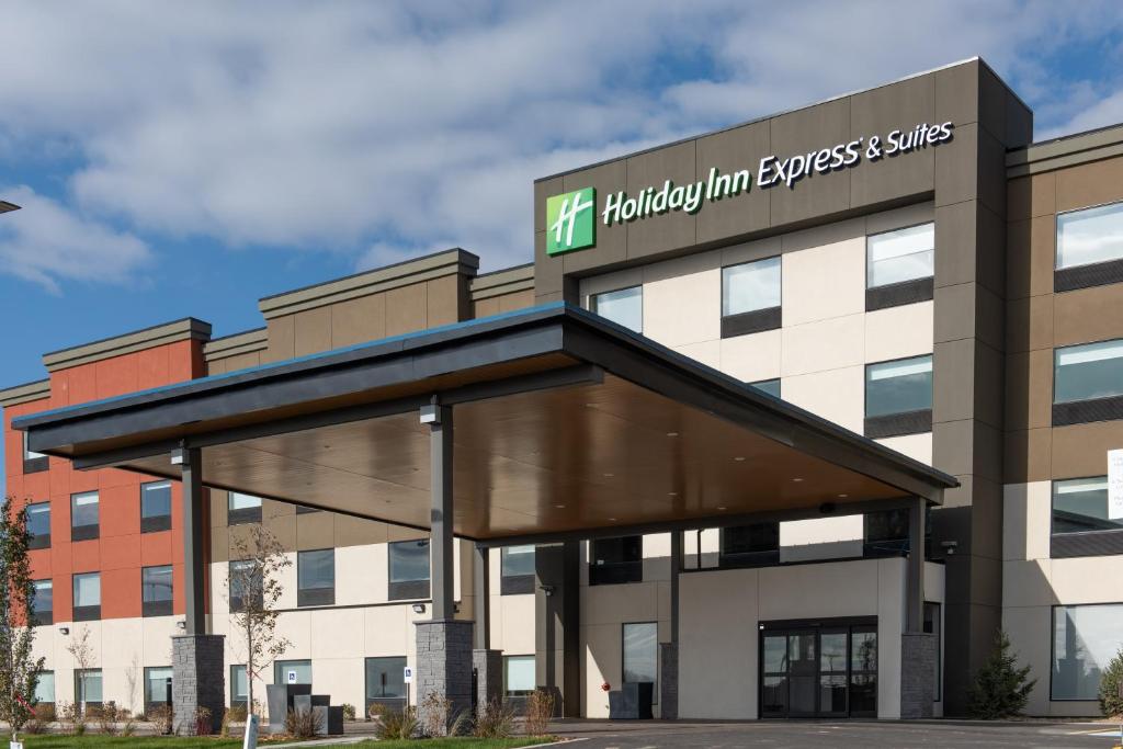 um edifício com um sinal em cima em Holiday Inn Express & Suites - North Battleford, an IHG Hotel em North Battleford