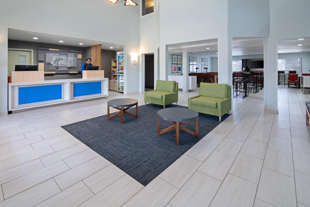 un vestíbulo con sillas, mesas y un mostrador en Holiday Inn Express Hotel & Suites Watsonville, an IHG Hotel, en Watsonville