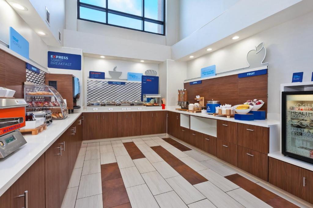 Holiday Inn Express Hotel & Suites Cleveland-Richfield by IHG photo