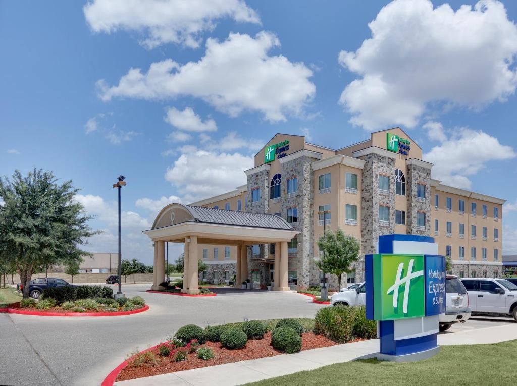 een weergave van een hotel met een tankstation bij Holiday Inn Express & Suites San Antonio Brooks City Base, an IHG Hotel in San Antonio