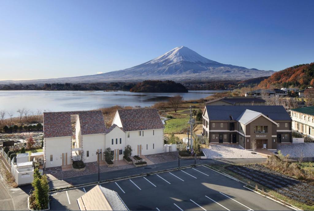 una vista aérea de una ciudad con una montaña en el fondo en Kawaguchiko Urban Resort Villa, en Fujikawaguchiko