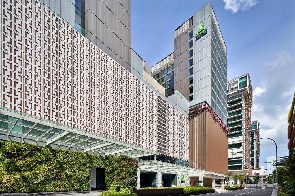 um edifício alto com uma placa na lateral em Holiday Inn Express Singapore Katong, an IHG Hotel em Singapura