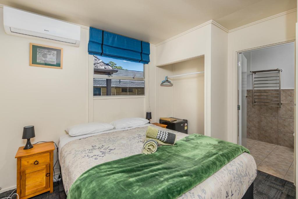 Postel nebo postele na pokoji v ubytování Riverside Lodge Paihia