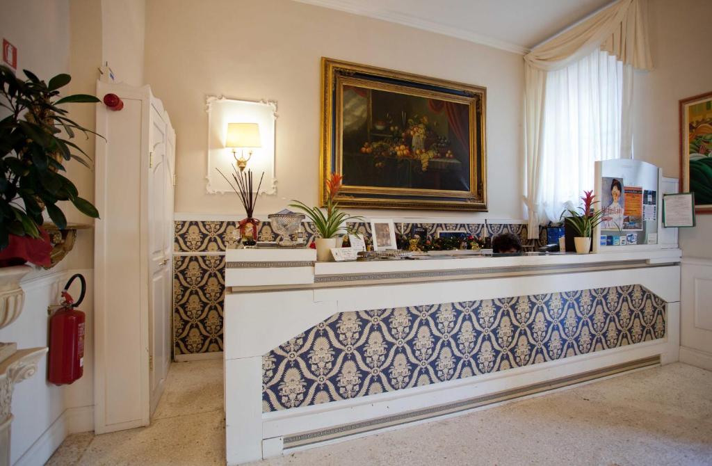 un soggiorno con panca e piastrelle bianche e blu di Hotel Ariston a Livorno