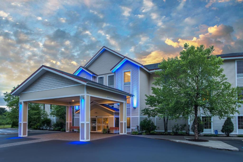 una casa con un techo azul y un árbol en Holiday Inn Express Hotel & Suites Brattleboro, an IHG Hotel en Brattleboro