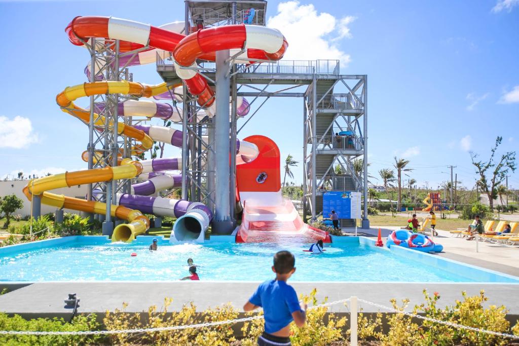 einen Wasserpark mit einer Wasserrutsche in der Unterkunft Pacific Islands Club Saipan in Chalan Kanoa