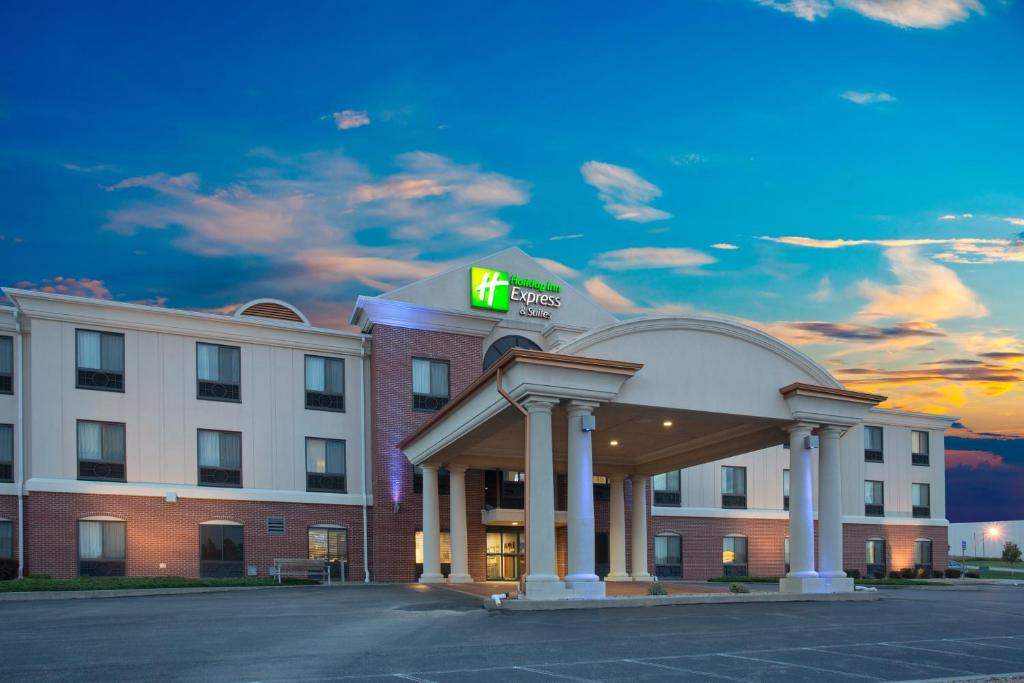 een hotelgebouw met een bord erop bij Holiday Inn Express Hotel & Suites Concordia US 81, an IHG Hotel in Concordia