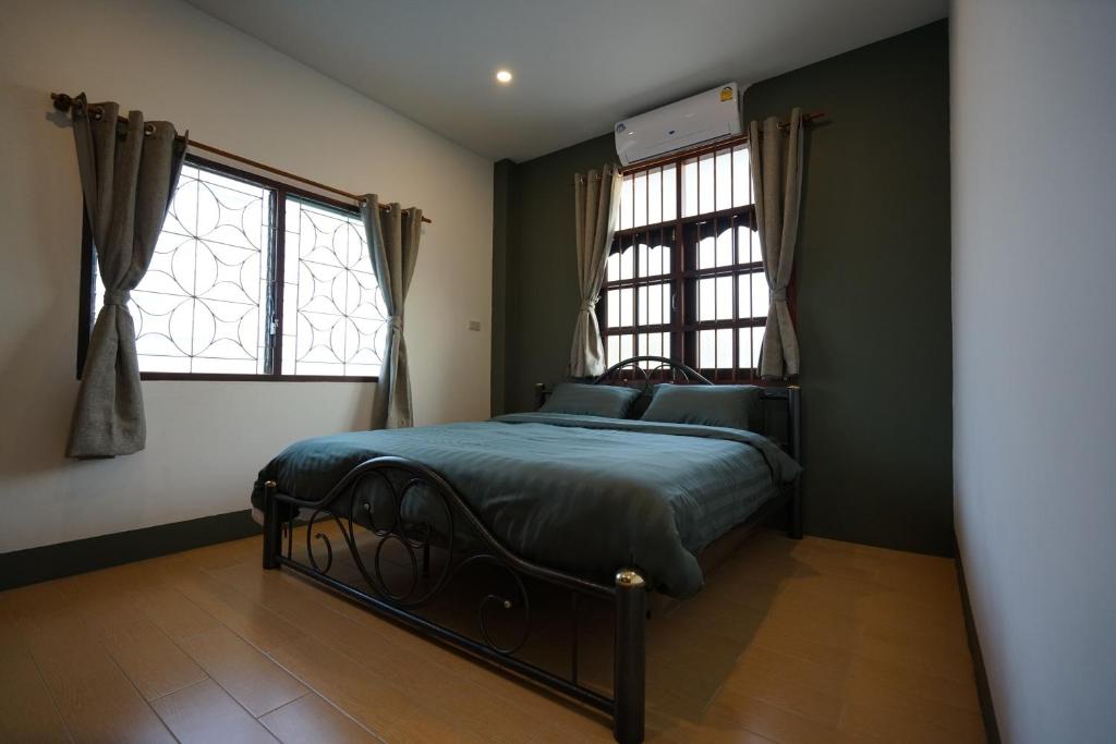 Postel nebo postele na pokoji v ubytování Niece Hostel Phuket - SHA Extra Plus