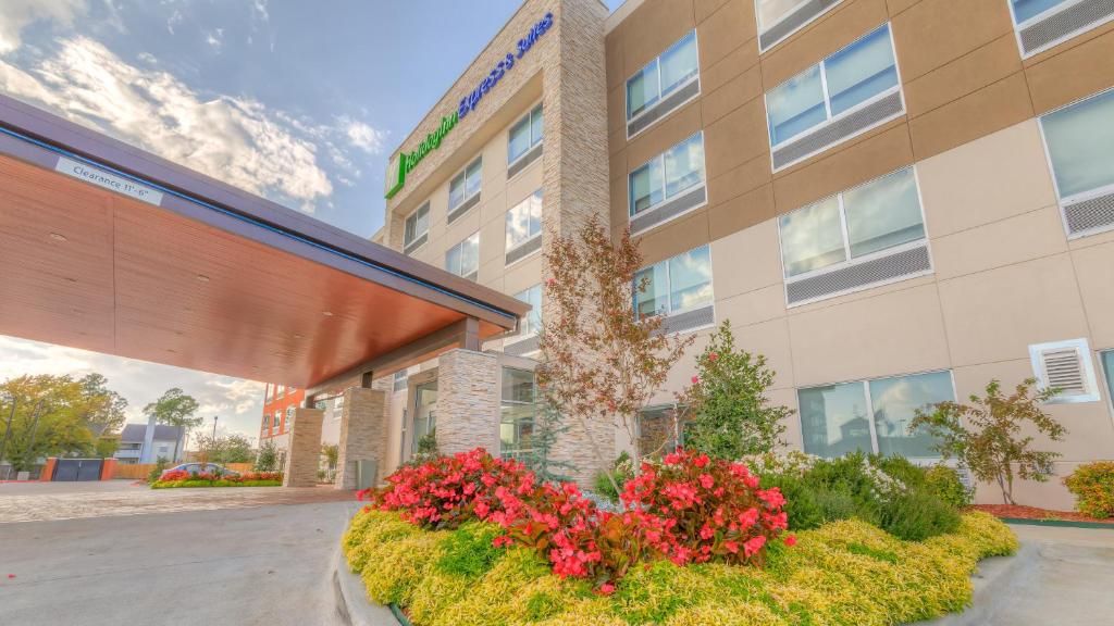 een ziekenhuisgebouw met bloemen ervoor bij Holiday Inn Express & Suites Tulsa Midtown, an IHG Hotel in Tulsa