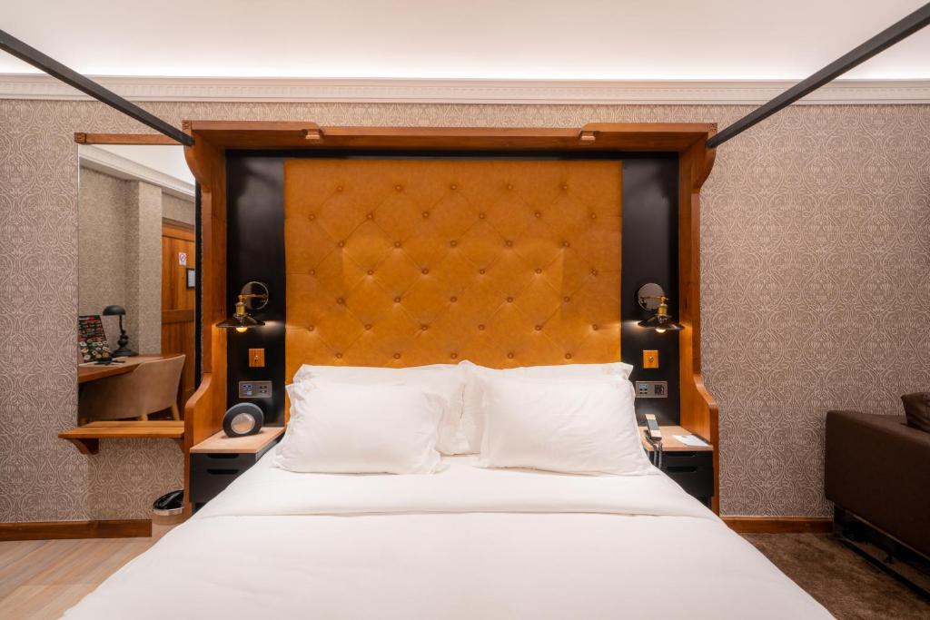 Postel nebo postele na pokoji v ubytování The Radh Hotel