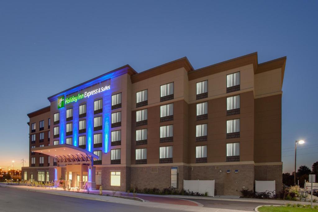 una imagen de un hotel con un edificio iluminado en Holiday Inn Express & Suites Ottawa East-Orleans, an IHG Hotel en Ottawa
