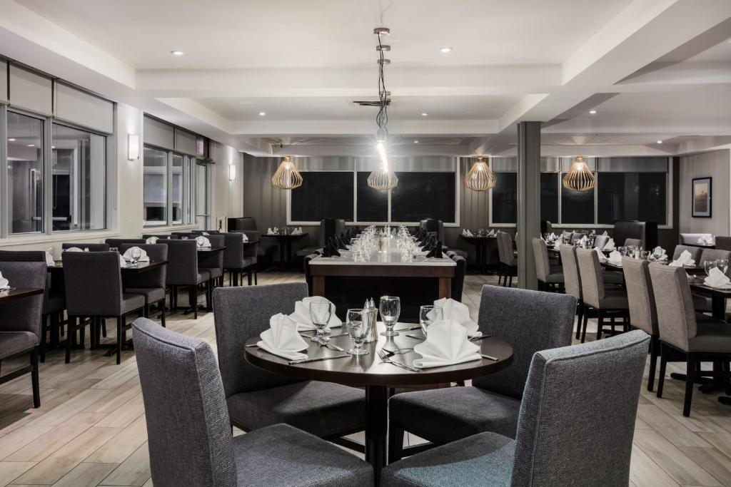 Restaurace v ubytování Holiday Inn & Suites Grande Prairie by IHG