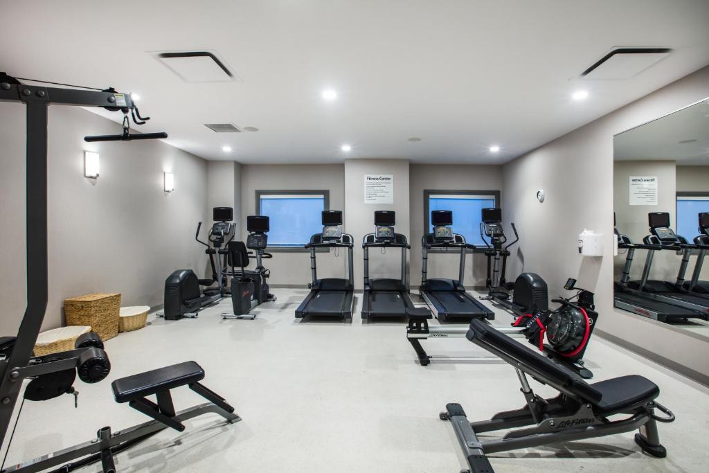 Fitness centrum a/nebo fitness zařízení v ubytování Holiday Inn & Suites Grande Prairie by IHG