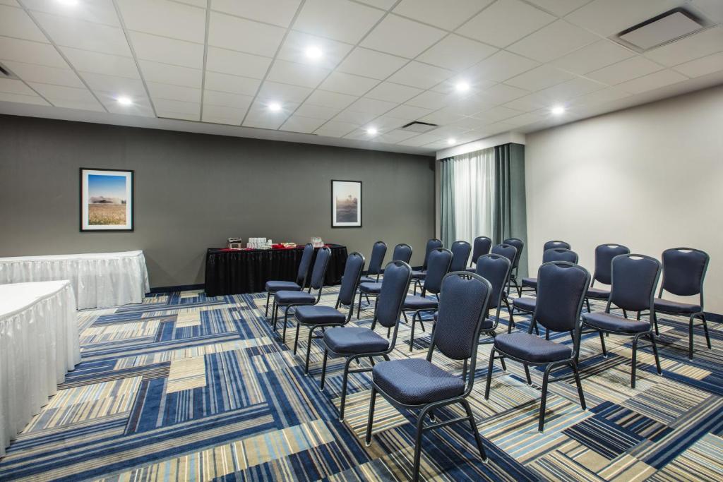 Konferenční prostory v ubytování Holiday Inn & Suites Grande Prairie by IHG