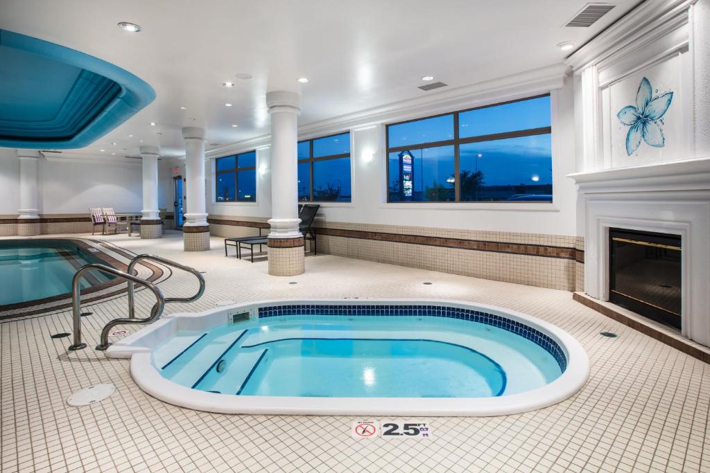 Bazén v ubytování Holiday Inn & Suites Grande Prairie by IHG nebo v jeho okolí