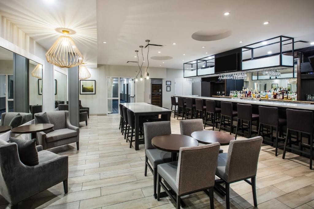 Lounge nebo bar v ubytování Holiday Inn & Suites Grande Prairie by IHG