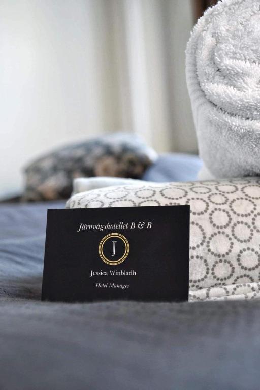 Postel nebo postele na pokoji v ubytování Järnvägshotellet B&B Skara