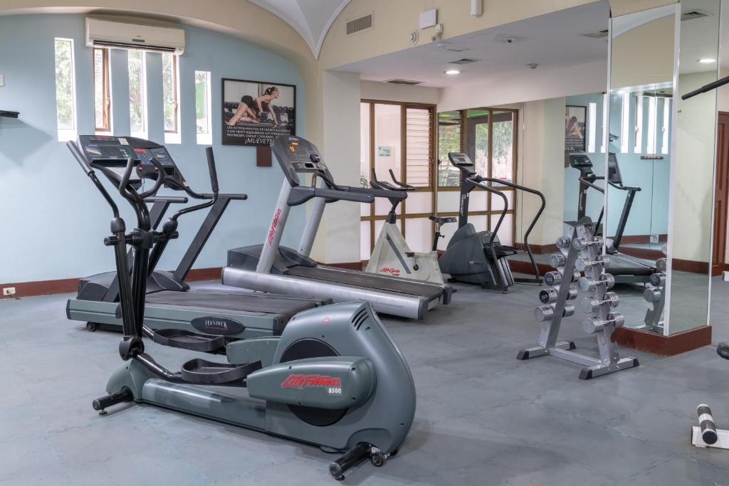 Fitness centrum a/nebo fitness zařízení v ubytování Holiday Inn Guadalajara Expo Plaza del Sol by IHG