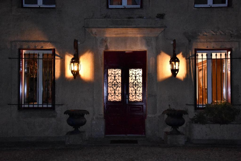 un edificio con una porta e due luci sopra di Residence le Petit Paradis a Labastide-Rouairoux