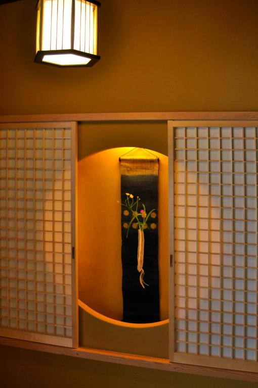 a room with a window with a potted plant at Wafu-no-Yado MASUYA in Yamanouchi
