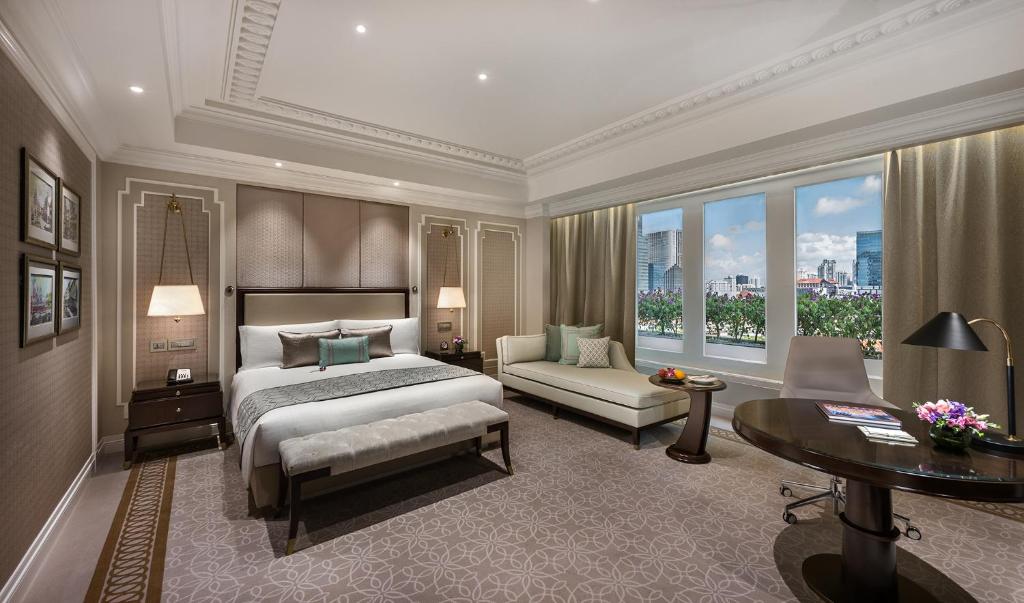 Giường trong phòng chung tại The Fullerton Hotel Singapore