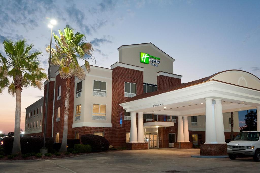 ein Hotel mit einem Schild auf der Vorderseite eines Gebäudes in der Unterkunft Holiday Inn Express Hotel & Suites Scott-Lafayette West, an IHG Hotel in Scott