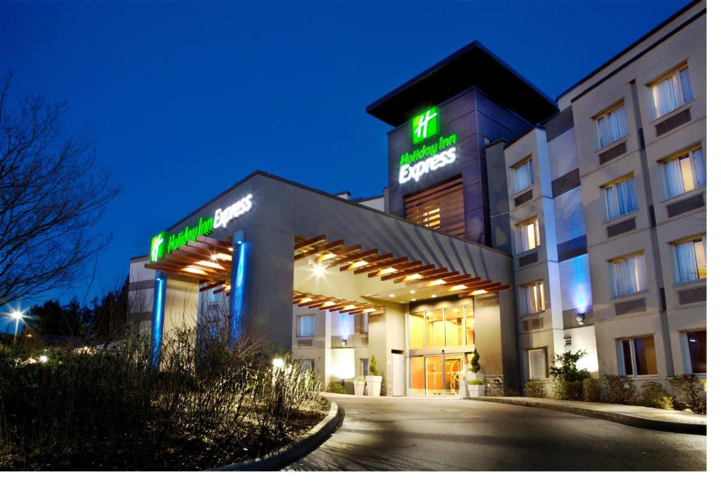 ラングレーにあるHoliday Inn Express & Suites Langley, an IHG Hotelのホテルの前に緑色の照明が付いています。