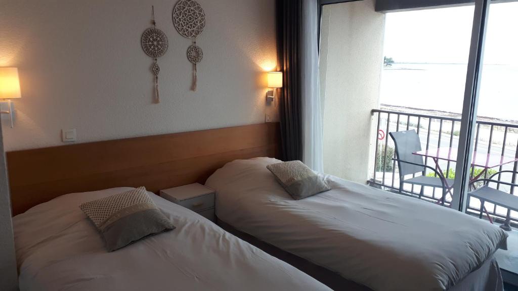 Postel nebo postele na pokoji v ubytování Hôtel du Port Bar Restaurant