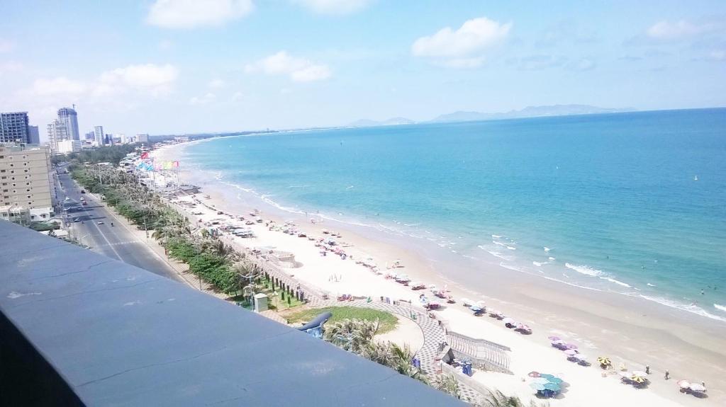 widok na plażę z ludźmi i ocean w obiekcie Ocean Star Hotel w mieście Vung Tau