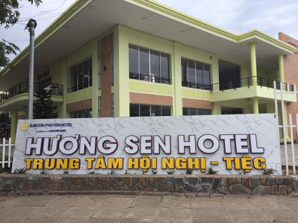 a sign in front of a building at KHÁCH SẠN HƯƠNG SEN PHÚ YÊN in Tuy Hoa