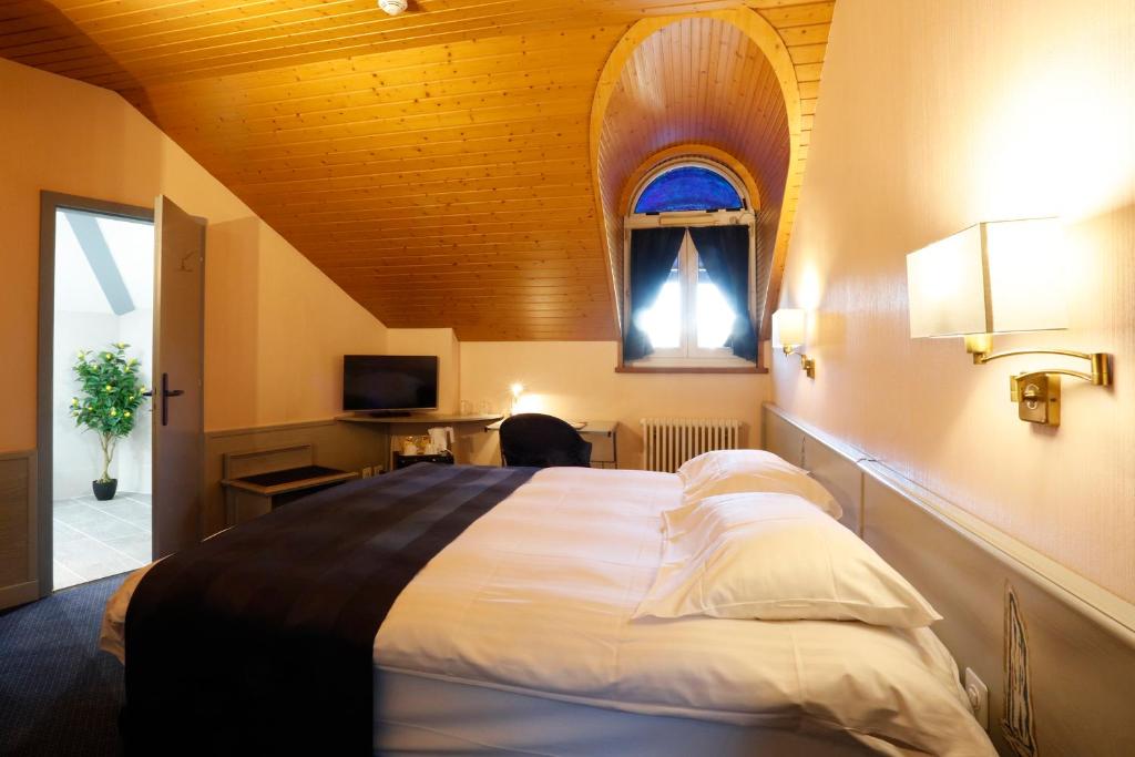 Una cama o camas en una habitación de Hotel Montbrillant