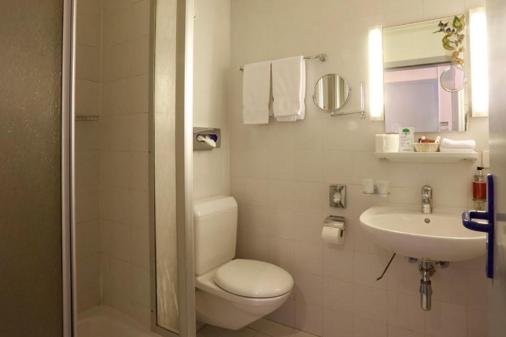 Un baño de Hotel Montbrillant