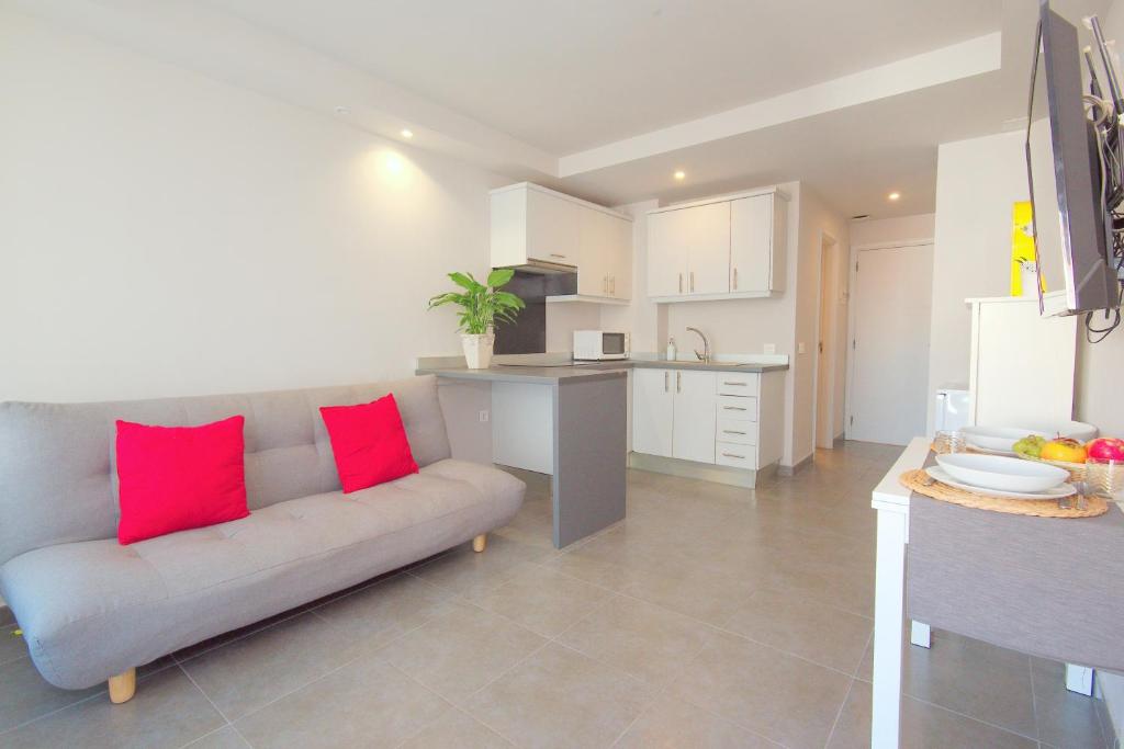 sala de estar con sofá y cocina en Iriarte 52 Apartments, en Puerto de la Cruz
