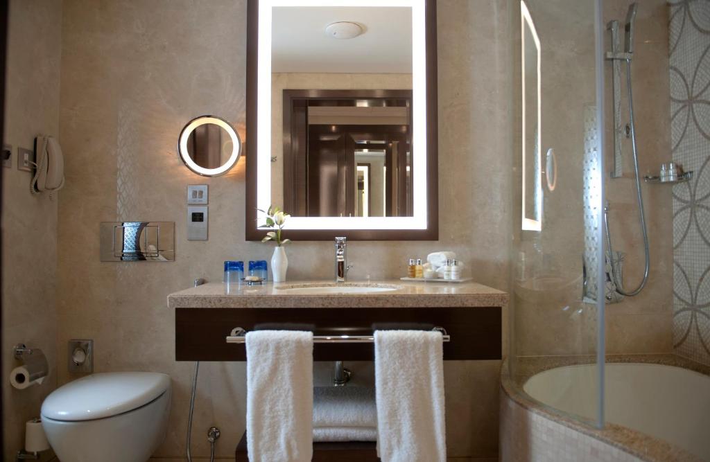 Koupelna v ubytování Crowne Plaza Dubai Deira by IHG