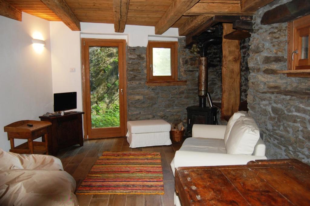 A seating area at Case Gran Paradiso di Charme Villaggio La Barmaz