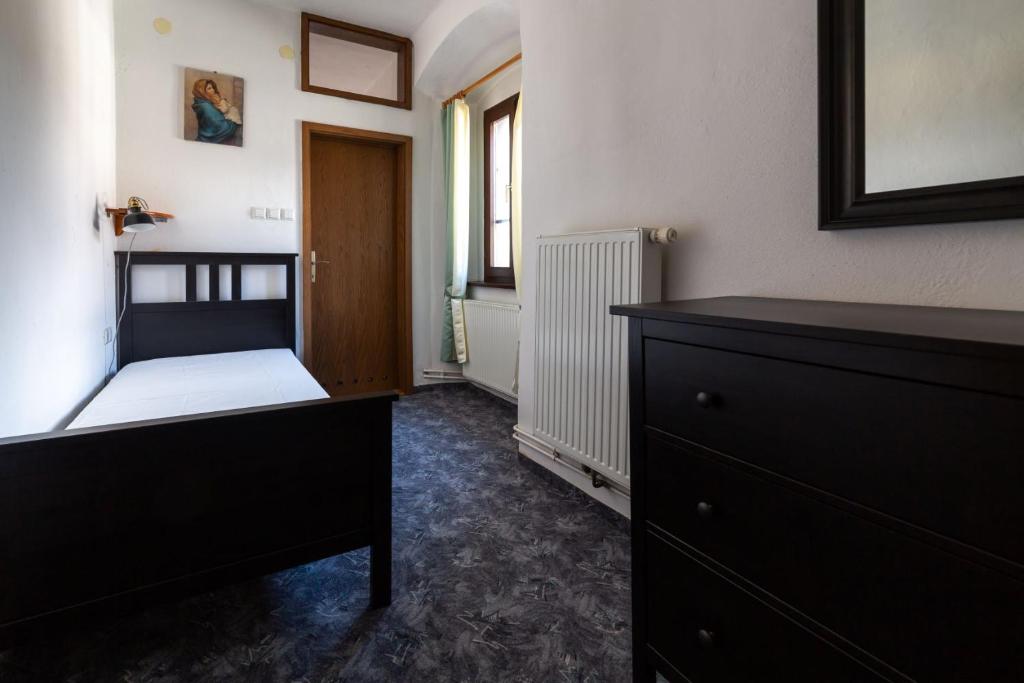 Postel nebo postele na pokoji v ubytování Samostan Mekinje