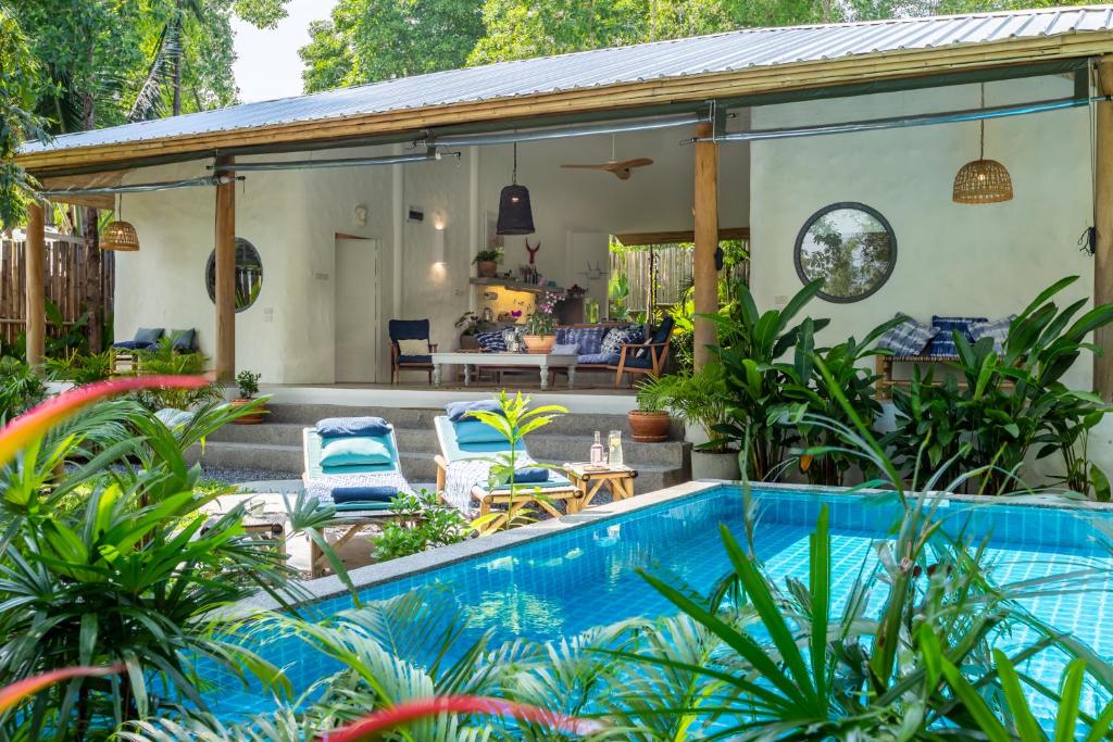 une maison avec une piscine dans une cour dans l'établissement DHYANA VILLAS, à Hinkong