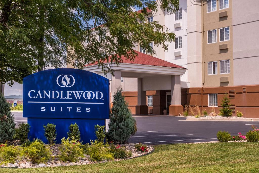 una señal para un hotel frente a un edificio en Candlewood Suites - Topeka West, an IHG Hotel, en Topeka