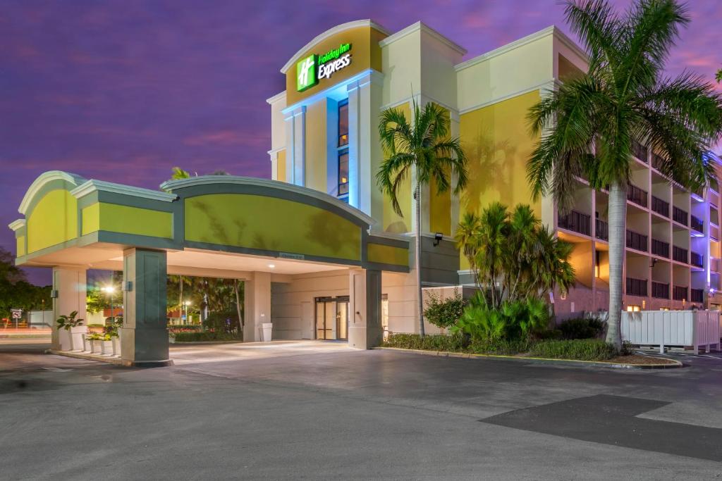 ケープコーラルにあるHoliday Inn Express Cape Coral-Fort Myers Area, an IHG Hotelの表面に看板が出ているホテル