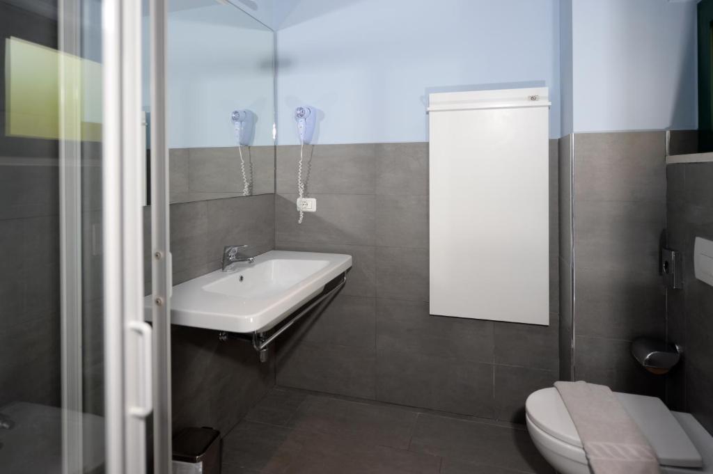 Koupelna v ubytování Club del Sole Desenzano Boutique Resort
