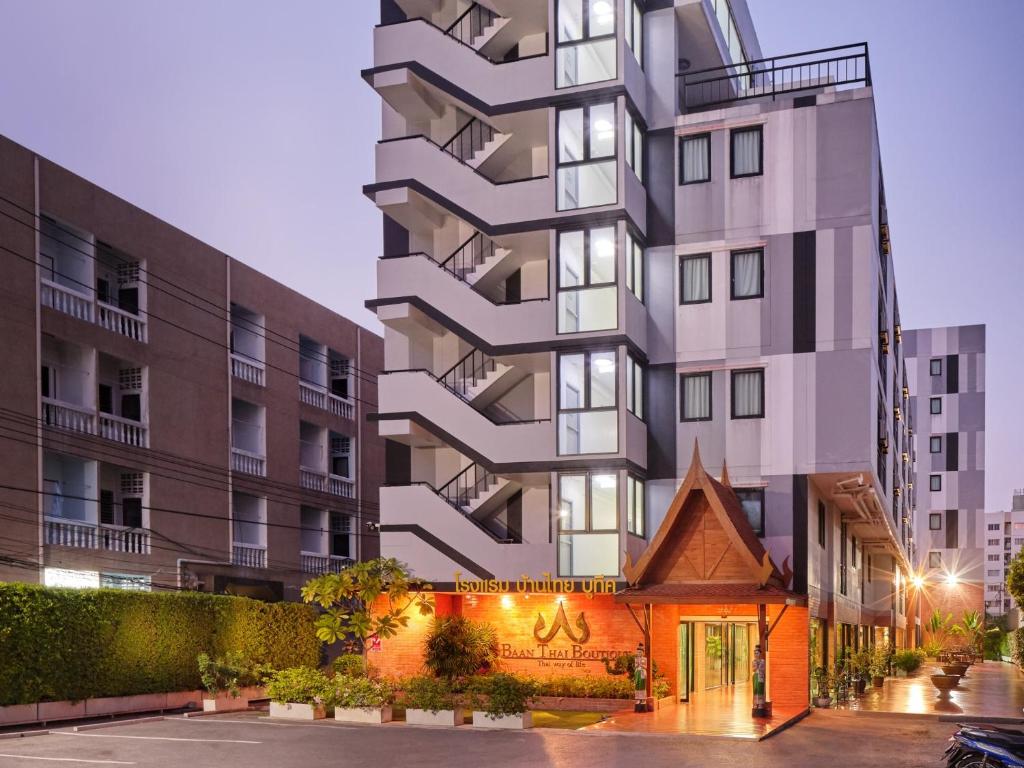 un edificio con una iglesia delante de él en Baan Thai Boutique, en Bangkok