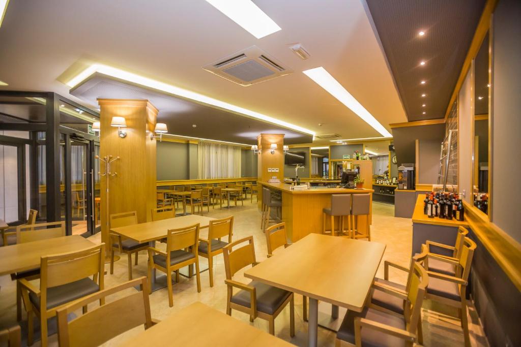 Un restaurante o sitio para comer en Hotel Teruel